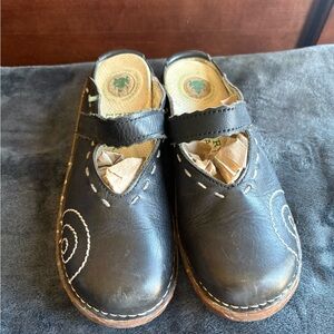 El Naturalista Black Mules with Stitch Detailing
